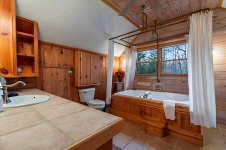 Family Fun-relax-mtn View-game Rm-hottub Holiday home *