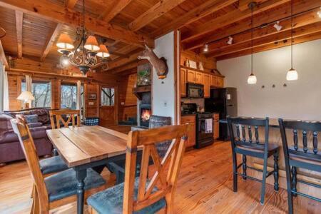 Holiday home Family Fun-relax-mtn View-game Rm-hottub