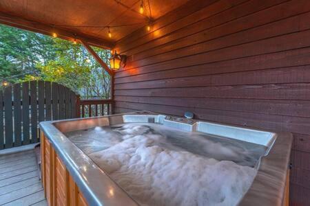Family Fun-relax-mtn View-game Rm-hottub Holiday home *