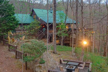 Holiday home Family Fun-relax-mtn View-game Rm-hottub