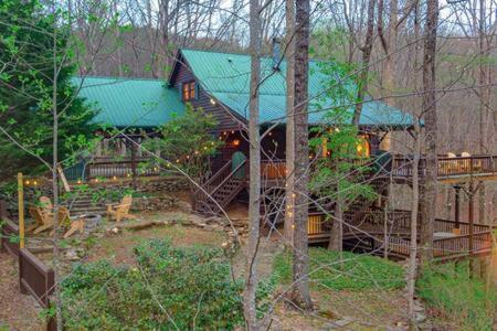 Family Fun-relax-mtn View-game Rm-hottub Holiday home