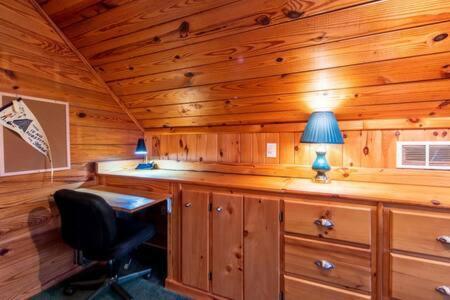Holiday home Family Fun-relax-mtn View-game Rm-hottub *