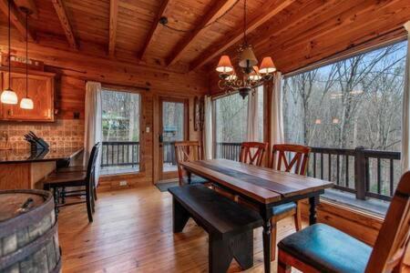 Family Fun-relax-mtn View-game Rm-hottub Holiday home